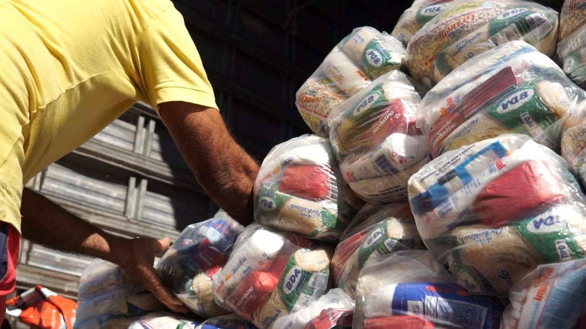 Governo do Ceará realiza distribuição de mais 2.600 cestas básicas para  famílias do Interior - Governo do Estado do Ceará