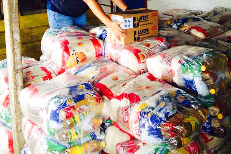 Governo de Goiás doa cestas básicas e botijões de gás durante crise