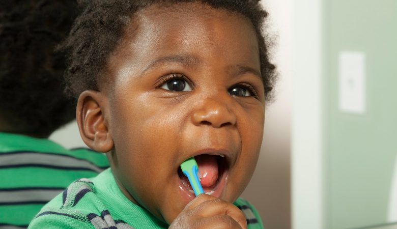 Descubra quando começar a escovar os dentes do bebê